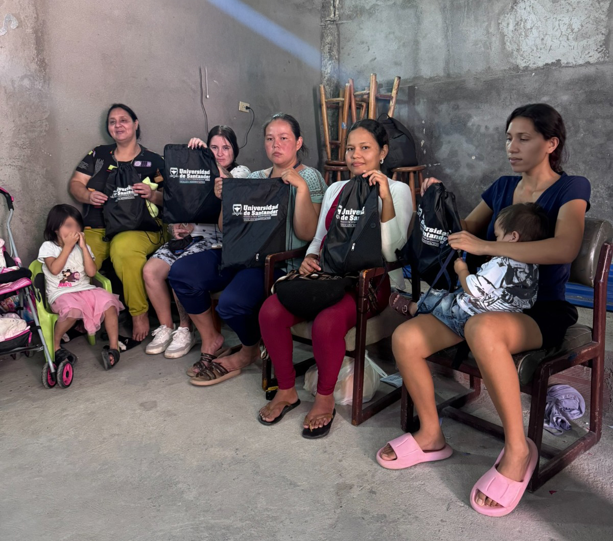 mamás_con_bolsas_udes.jpg