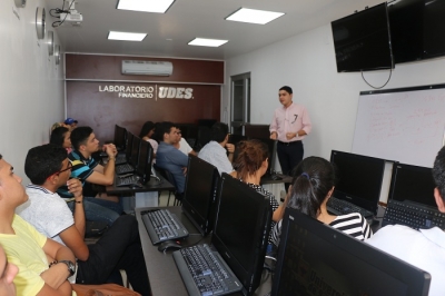 Egresado destacado del Programa Administración Financiera, habla de su experiencia profesional