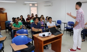Egresado de Diseño Gráfico socializa herramientas a estudiantes para realización de su proyecto de grado