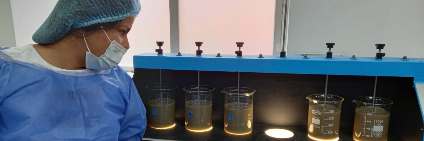 Estudiantes de posgrado UDES realizaron caracterización del agua de la quebrada ‘Primero de Mayo’ del campus Bucaramanga