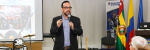 Con alma y corazón, este profesor transforma las historias en música