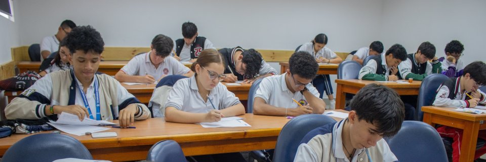 Estudiantes de colegios del &aacute;rea metropolitana participaron en la XI edici&oacute;n de las Olimpiadas Matem&aacute;ticas UDES 2025