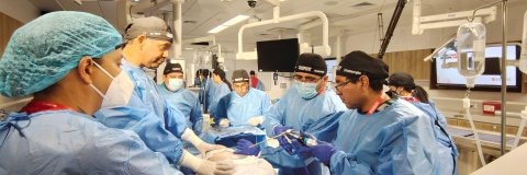 Yesid Araque, graduado UDES, marcó un hito mundial en cirugía de columna