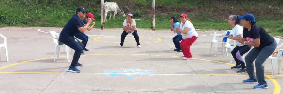 Adultos mayores del barrio Tejaditos de Piedecuesta participan en jornadas deportivas lideradas por la UDES