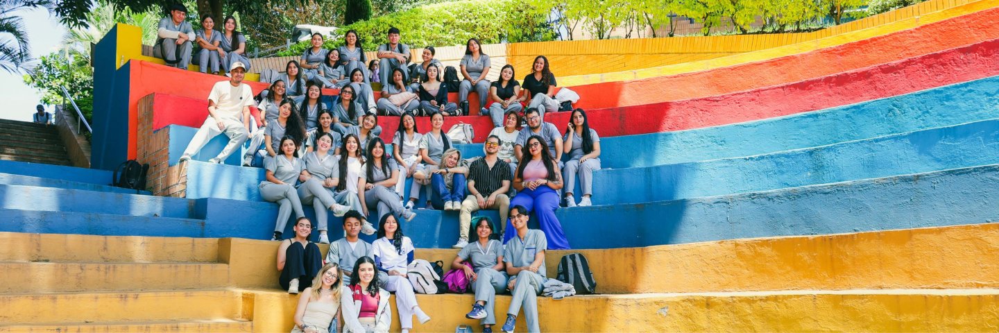 “Bajo la Sombra del Caracolí” reunió a estudiantes de Instrumentación Quirúrgica alrededor de la poesía y la escritura