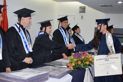 En ceremonia, cerca de 200 graduandos recibieron su título profesional