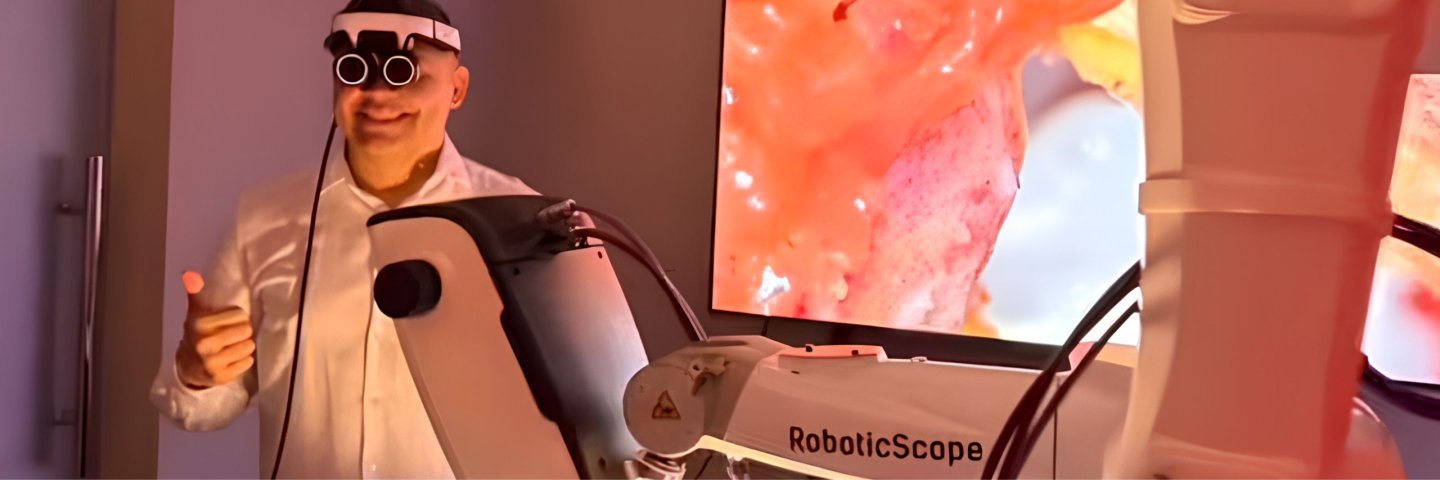 Yesid Araque, graduado UDES que lleva su experiencia en neurocirugía a la era de la cirugía asistida por robot