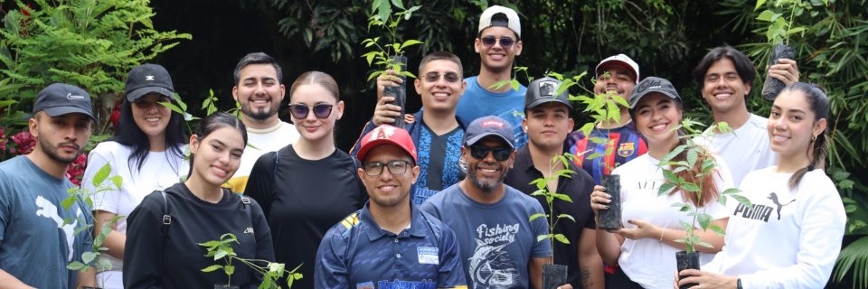 Estudiantes de Administración de Negocios Internacionales plantaron árboles en jornada ambiental