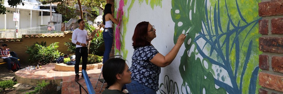 Estudiantes del “Rincón creativo” elaboran mural en la casita de colores