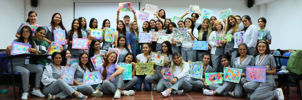 Laura Guerrero, sobreviviente del cáncer de mamá, enseña a jóvenes a transformar sus vidas por medio del arte