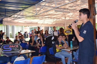 Estudiantes y docentes enseñaron su dote musical en la gran fiesta de karaoke UDES