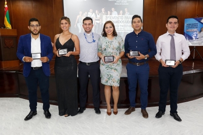 Experiencias de graduados motivan a estudiantes UDES
