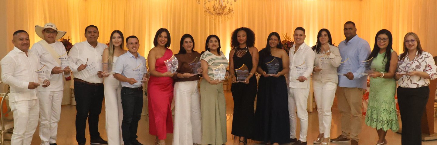 En encuentro de graduados la UDES exaltó a los mejores