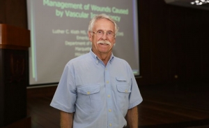 Dr. Luther Kloth, integrante de la misión médica “Milwaukee Wisconsin” comparte  experiencias con estudiantes de la Facultad de Ciencias de la Salud de la UDES