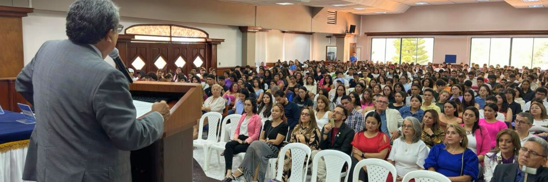 “Juntos emprendemos esta aventura de ser mejores”: Rector Patricio López dio la bienvenida a los nuevos estudiantes UDES
