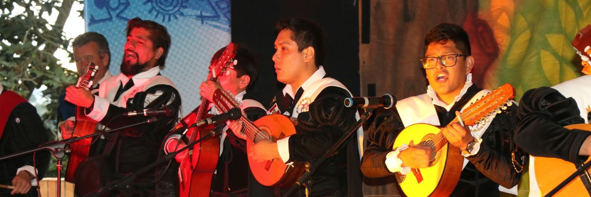 Tuna ‘Alas Peruanas’ cautivó al público de la UDES con sus ritmos andinos