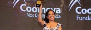 Karina Angarita, profesora de la Maestr&iacute;a en Ciencias Veterinarias, recibi&oacute; Galard&oacute;n Coomeva a la Excelencia Empresarial