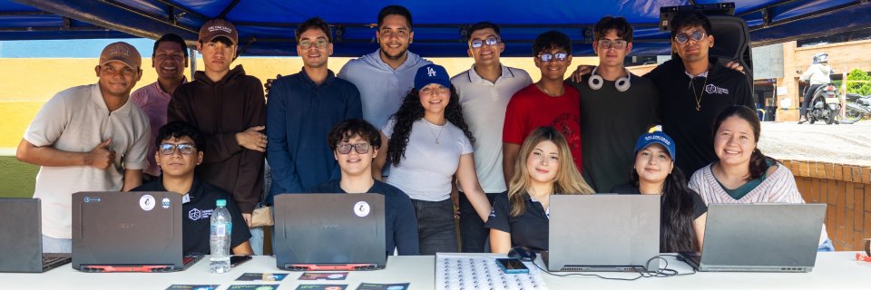 Ingeniería de Software UDES lidera jornada de instalación de sistemas operativos libres