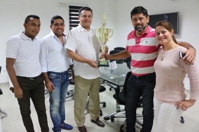 Egresados de la UDES ganan torneo de fútbol de Las Flores