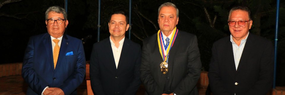 Ovidio Claros Polanco, presidente de Confecámaras, fue galardonado en la UDES por su trayectoria empresarial y liderazgo