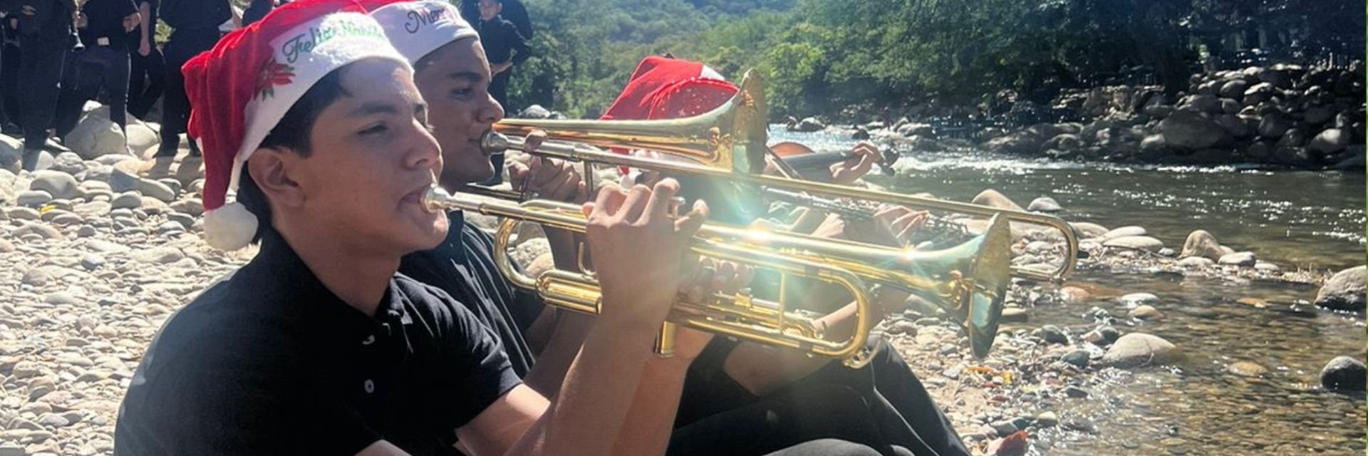 Orquesta Filarmónica de la UDES interpretó “Colombia, Tierra Querida” en las orillas del Guatapurí