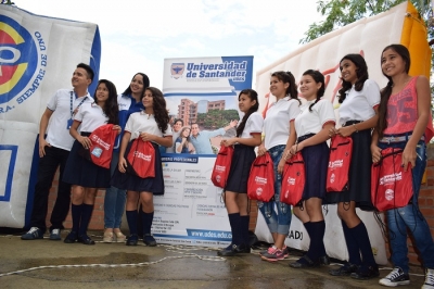 La UDES entregó kits escolares a estudiantes del colegio Don Bosco 88