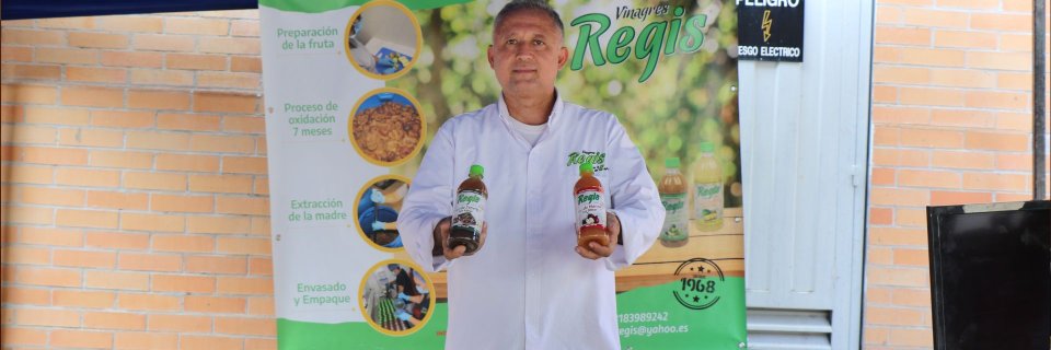 ‘Vinagres Regis’, graduado UDES cuenta cómo ha impulsado su negocio familiar con 55 años de historia