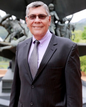 Elegido representante de los profesores ante el Consejo Académico
