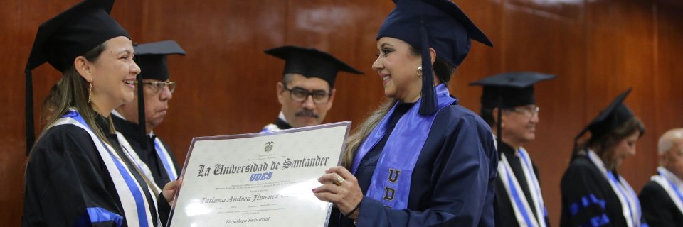 La UDES entregó los títulos a sus nuevos graduados, les deseamos muchos éxitos