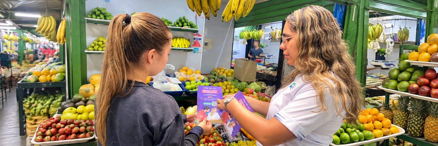 Consultorio Empresarial UDES realizó jornada de asesoría en la Plaza de Mercado Guarín de Bucaramanga