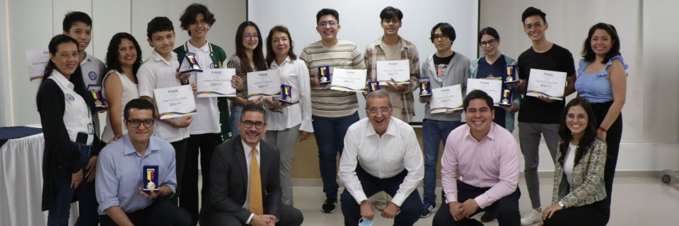 Ganadores de las Olimpiadas Matem&aacute;ticas UDES fueron premiados