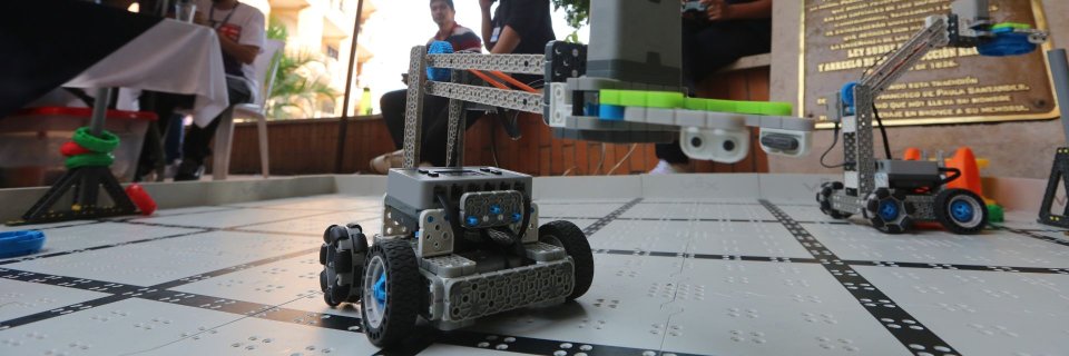 Niños y adultos crearon sus propios robots en el ‘DigitalFest UDES’