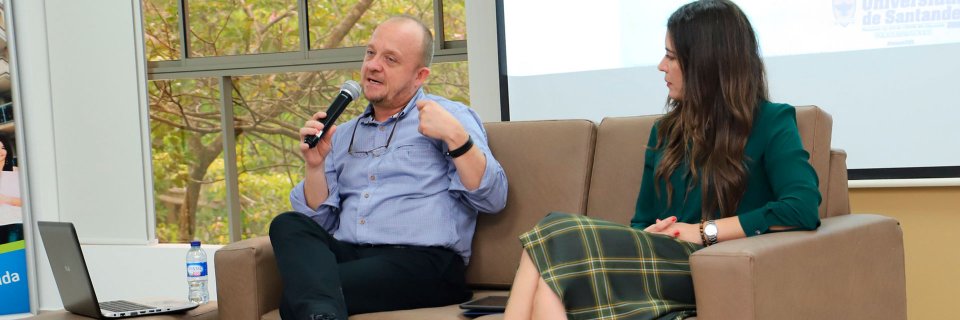 Primer 'Café con Arte' 2020 para presentar la novela 'Tierra Floja'