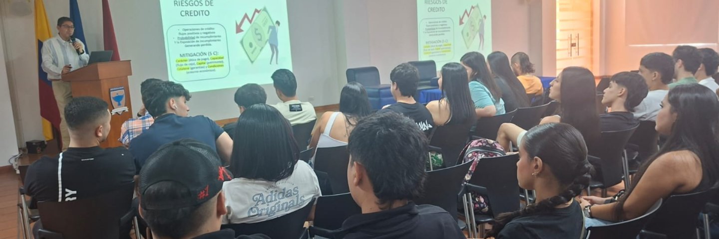 Taller sobre Riesgos Financieros fortaleció la formación de futuros profesionales en la UDES
