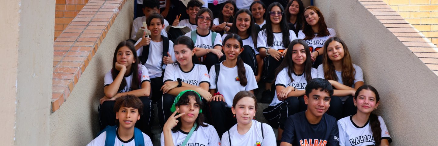 Estudiantes del Instituto Caldas vivieron una experiencia de aprendizaje sobre energías renovables en la UDES