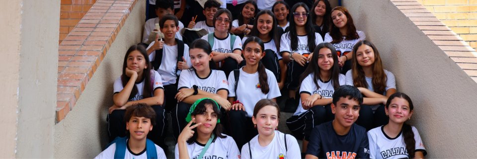 Estudiantes del Instituto Caldas vivieron una experiencia de aprendizaje sobre energ&iacute;as renovables en la UDES