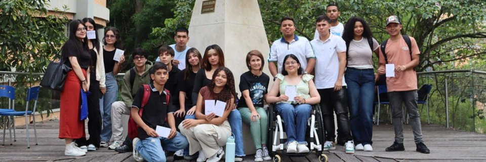 Postales que inmortalizan: arte y memoria se unen en la UDES para honrar el legado de las mujeres que inspiran 