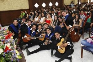 Los estudiantes de primer semestre de la Universidad de Santander comparten las experiencias artísticas en compañía de la Tuna universitaria