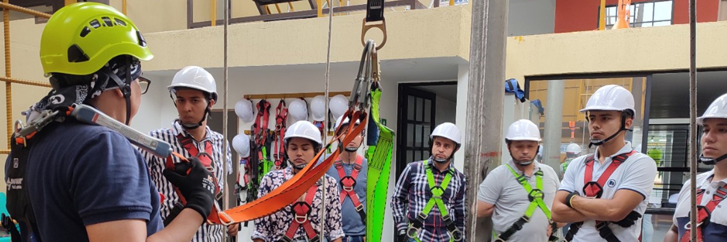 Estudiantes de la Tecnología en Supervisión de Obras Civiles UDES desarrollan componente práctico en campo de entrenamiento en alturas