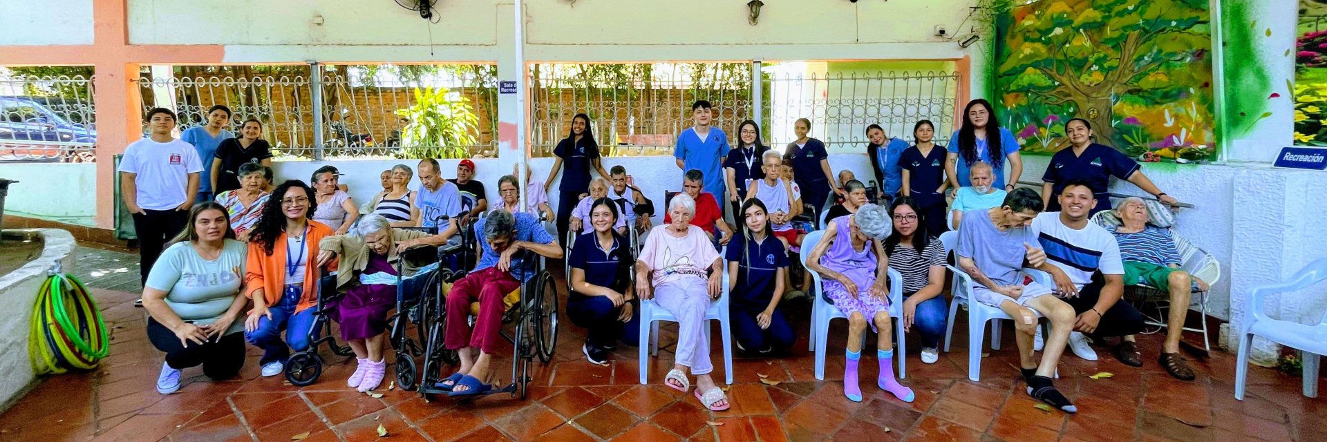 Estudiantes UDES visitaron y compartieron con el adulto mayor del hogar Rincón de una Bendición