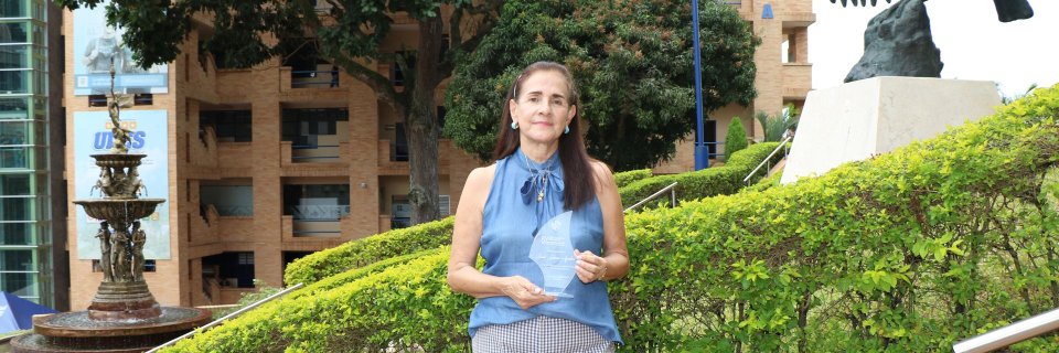 Sonia Solano, coordinadora de Prácticas UDES, recibe reconocimiento nacional por su ejemplar labor