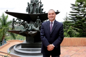 UDES recibe visita del profesor Valdes Roberto Bollela de la Universidad de São Paulo