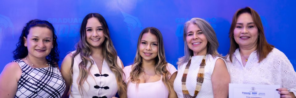 UDES exalt&oacute; la trayectoria de 48 graduados en una noche de reconocimientos y reencuentro