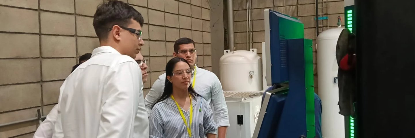 Estudiantes de Ingeniería Industrial UDES analizaron procesos productivos en visita técnica a VENTANAR