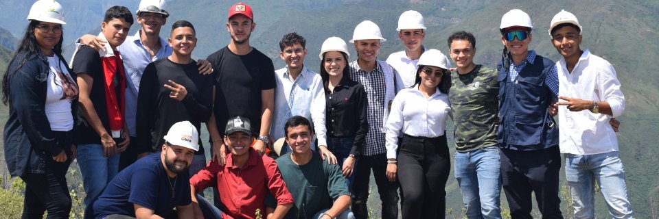 Estudiantes de Ingeniería Civil exploran el fascinante mundo de las rocas y geomorfología en salida técnica