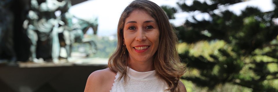 Profesora gana beca doctoral con investigación que ayudará al sector avícola en Santander