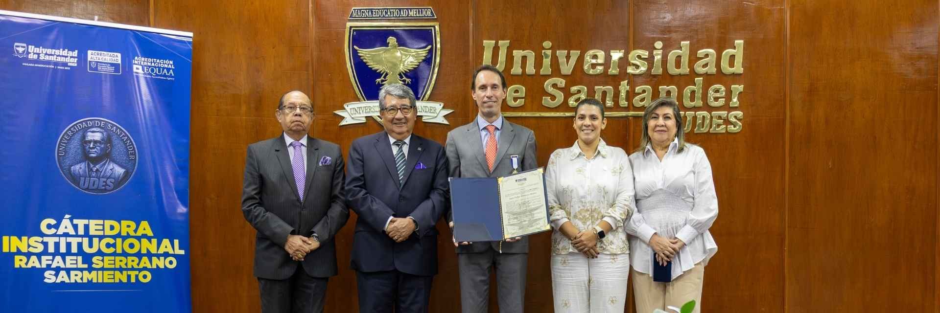 UDES exaltó a Juan Felipe Montoya Muñoz, presidente de Huevos Kikes, por transformar la industria avícola en Colombia