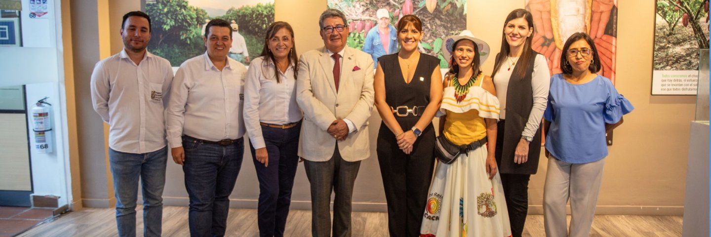 Exposición ‘Aroma de Paz’: UDES y Fedecacao honran a las familias cacaoteras de Santander