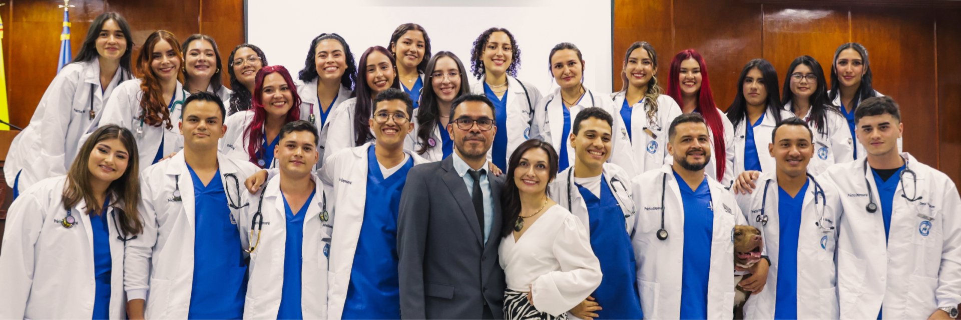 Estudiantes de Medicina Veterinaria UDES iniciaron su etapa de práctica profesional con la imposición de batas